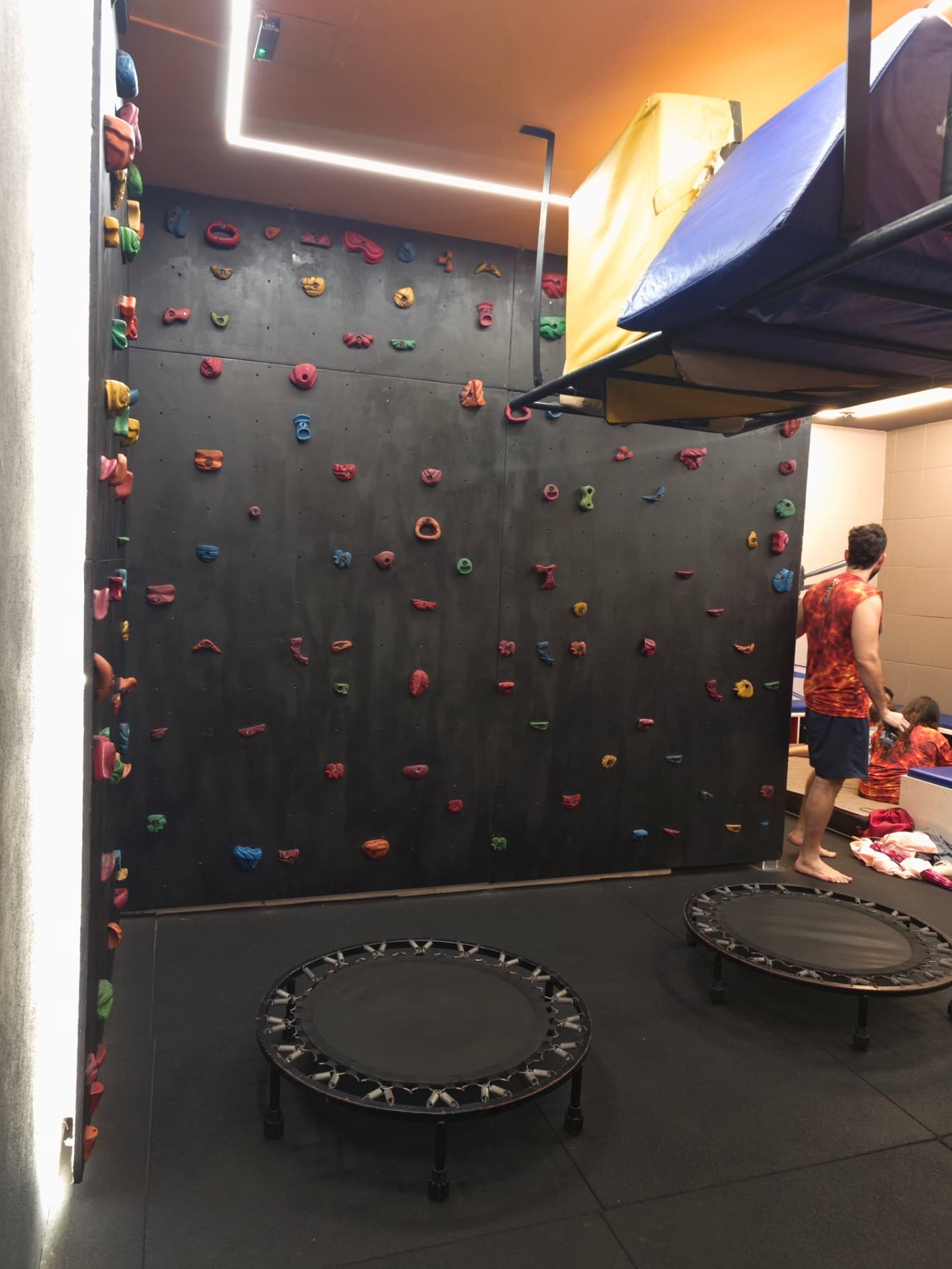 Parede de escalada infantil com agarras coloridas