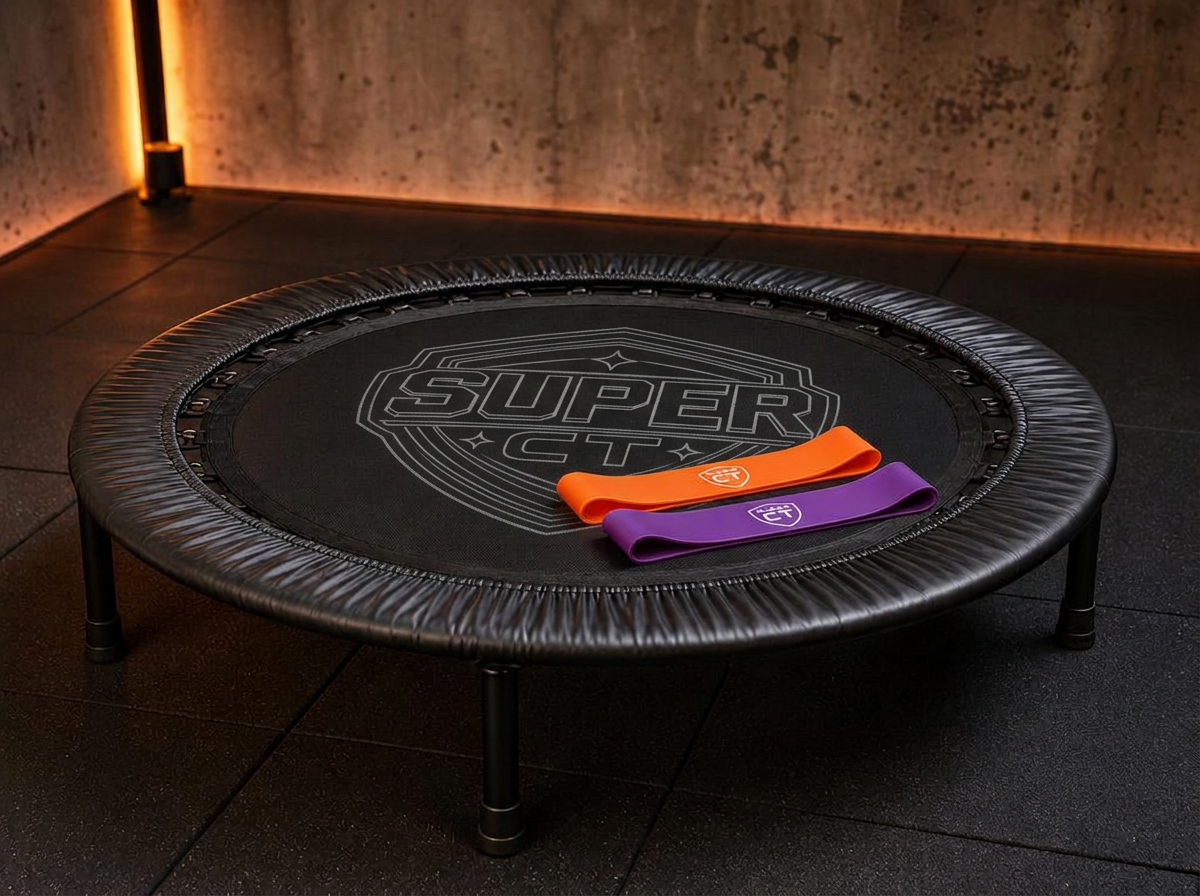 Jump com a logo Super CT gravada em cinza e elásticos de perna sobre tatame preto