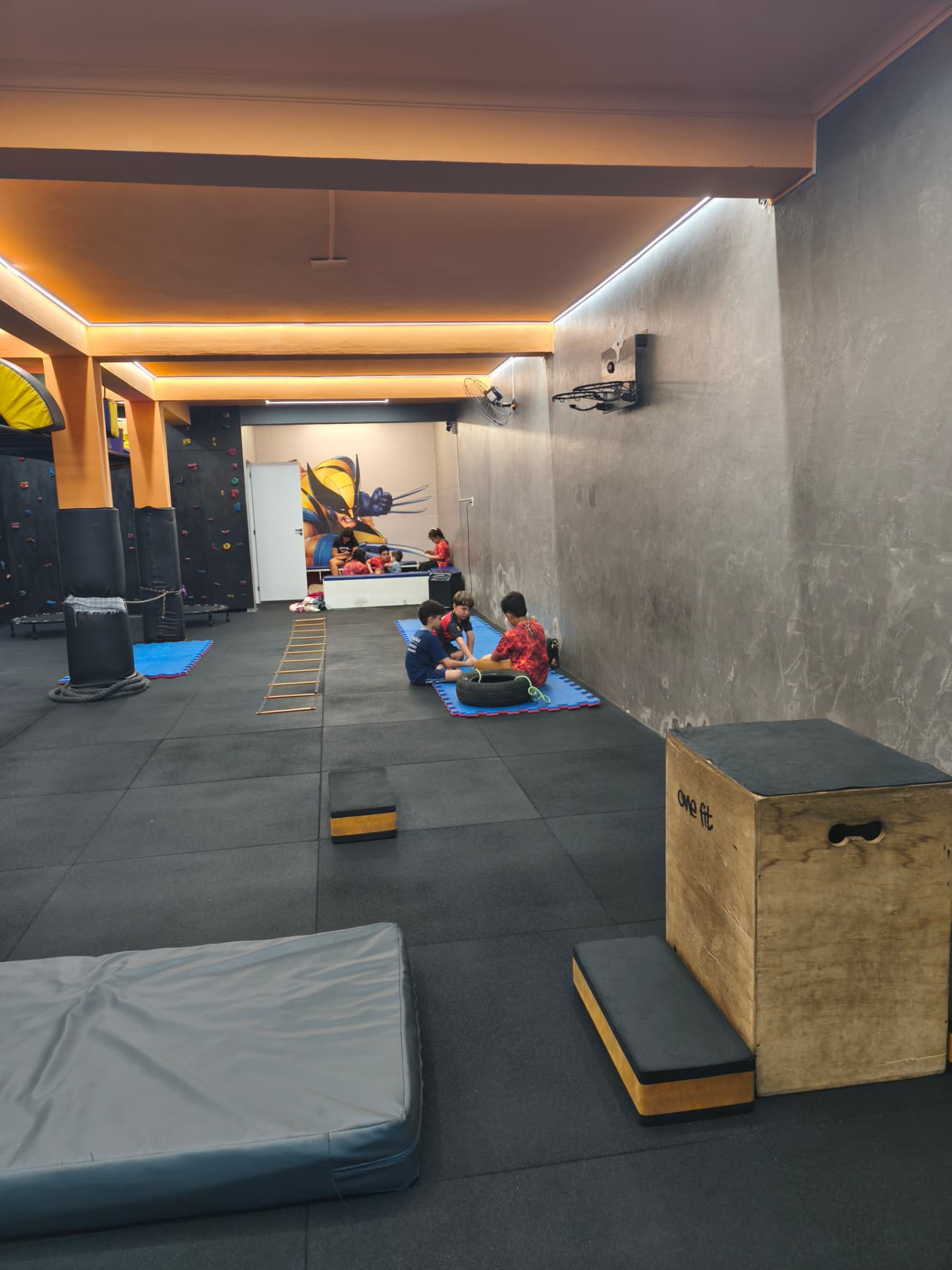 Crianças em circuito de treino com escada de agilidade
