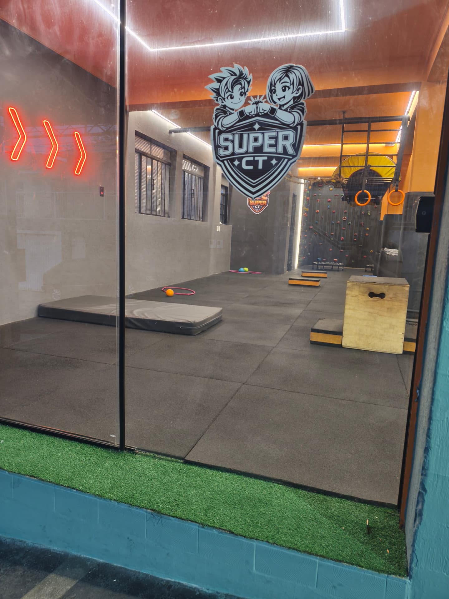 Fachada do Super CT com logo na vitrine de vidro